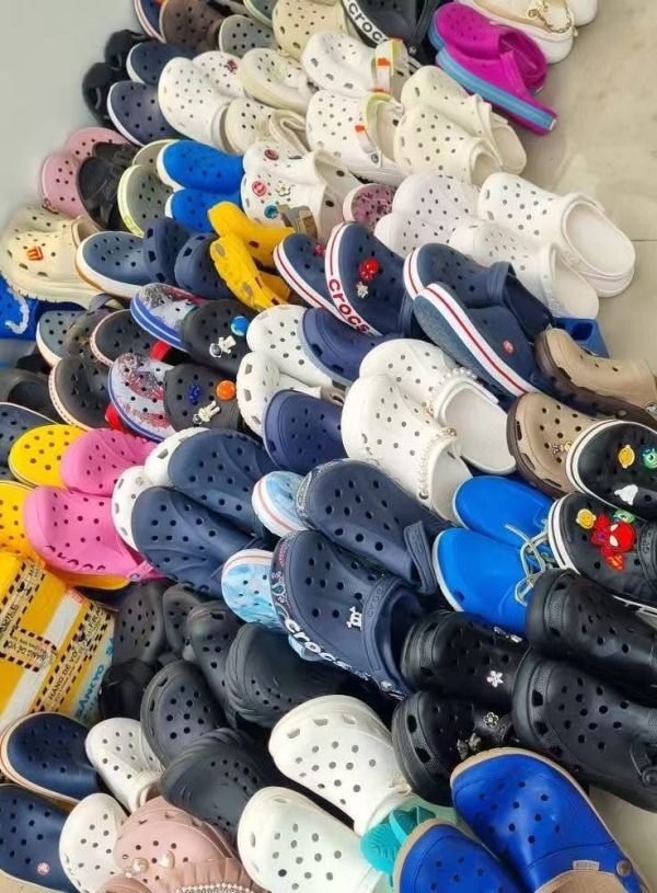 Brand Summer Comfortable Fashionable Clogs Shoes Breathable Second-hand Perforated Men Women Croc Sandals with Rubber EVA