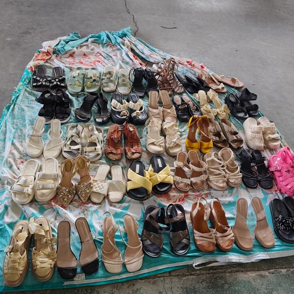 Chinese Second Hand International Brand Ladies Flats Sandals Shoes for Women's Beach Designer Sandals Sepatu Kitten Heel