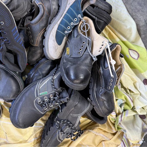 China Composite Steel Toe Safety Boots for Men Safety Shoes Comfortable Anti-slip Waterproof Worker Used Shoes of Low Cut